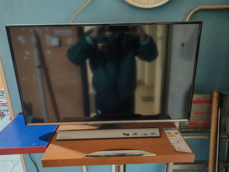 Vand televizor Samsung nou 81 cm, 300 lei,